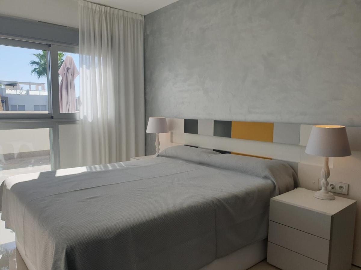 El Mirador Amelie: Beachside Apartment with Pool in Torrevieja Exterior photo