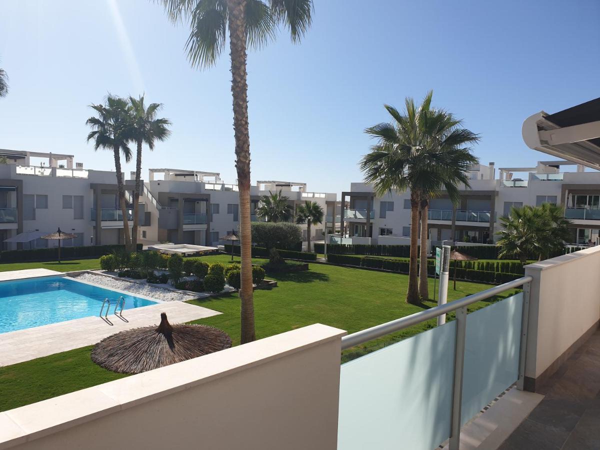El Mirador Amelie: Beachside Apartment with Pool in Torrevieja Exterior photo
